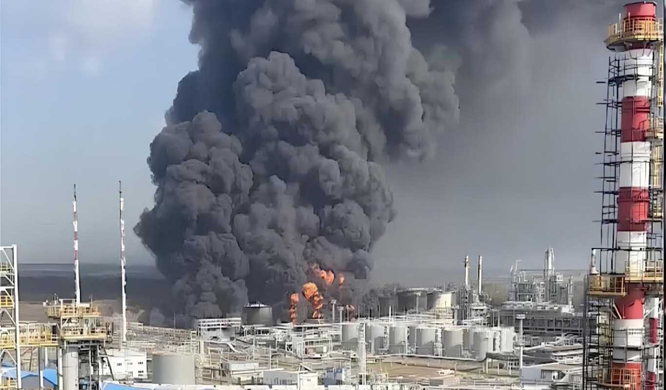 Дроны ВСУ горит НПЗ в росии